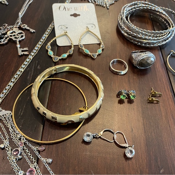 MISCELLANEOUS Womens Costume Jewelry Rings, Necklaces, Bracelets, Earrings 22pc - Picture 3 of 10